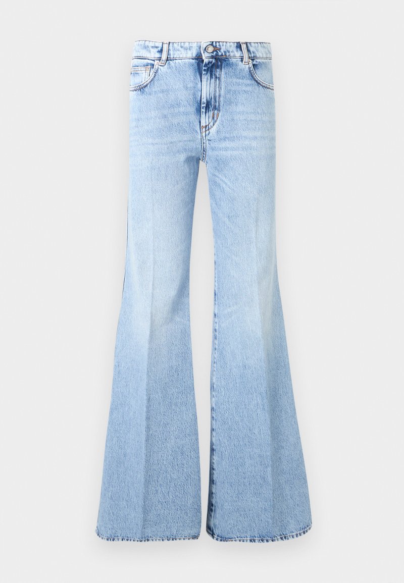 Lichtblauwe, high-waisted flare jeans met knopen aan de voorkant, ritssluiting en zakken, afgebeeld tegen een effen witte achtergrond.