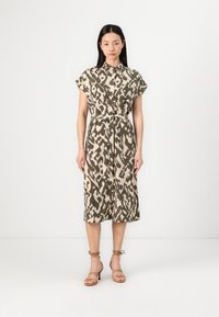 Abito animalier in tonalità terra e verde oliva con colletto, maniche corte, chiusura frontale con bottoni e una cintura abbinata in vita.