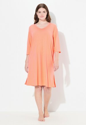 Camicetta da notte rosa con scollo a V e maniche a tre quarti, caratterizzata da una leggera stampa di pois su tutta la superficie e una silhouette fluida a forma di A.