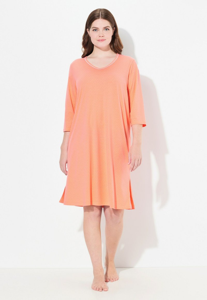 Różowa nocna koszula z dekoltem w serek oraz rękawami o długości trzech ćwierć, z subtelnymi kropkami w całym wzorze i zwiewną sylwetką w kształcie litery A.