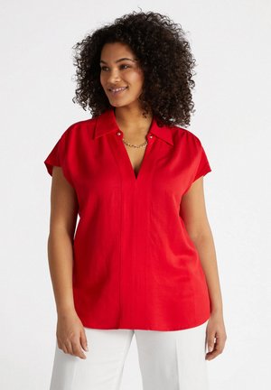 Rood shirt met korte mouwen, kraag, V-hals, subtiele plooien en knoopaccenten. Lichtgewicht stof, ontspannen pasvorm, zachte textuur.