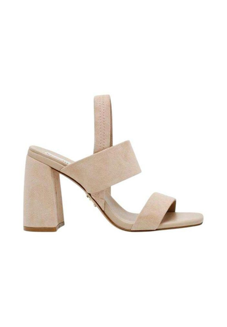 Sandalo con tacco alto in suede beige, con due ampie cinghie e punta aperta. Presenta un tacco a blocco e una cinghia posteriore regolabile per un migliore supporto.