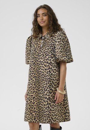 Rochie cu imprimeu de leopard, cu guler și mâneci scurte din puff. Confeționată dintr-un material ușor, cu detaliu cu nasturi la guler.