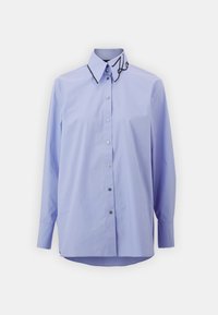 Camicia button-up viola chiaro con maniche lunghe, colletto a punta e ricamo nero a contrasto lungo il bordo del colletto.