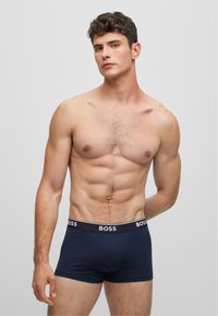 Boxeri de culoare bleumarin, cu un design ajustat �și un logo alb contrastant "BOSS" pe talie. Material neted cu o ușoară elasticitate.