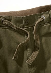 Alyvuogių žalios trumpikės su tekstūruotu liemens juostu, turi sagos užsegimą ir pynimo audinio raištelį.