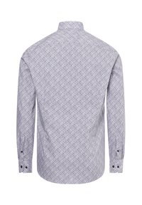 Chemise à manches longues en bleu clair avec un motif floral. Présente un col mandarin et des poignets boutonnés avec des boutons foncés. Texture de tissu lisse.