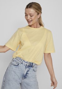 VILA BOXY  - T-shirt basic - golden haze