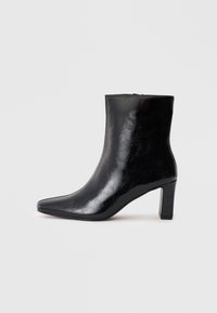 Ausgewählt, black