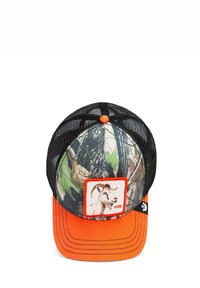 Gorra con un frente de tejido de camuflaje y visera naranja. Incluye un parche con una ilustración de una cabra y la palabra "HIM". Diseño de rejilla en la parte posterior.