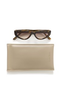 Lunettes de soleil écaille de tortue marron à monture œil-de-chat, verres dégradés et accents dorés. Livrées avec un étui en cuir beige.