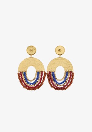 Pozłacane kolczyki z młotkowanym okrągłym topem oraz łukowatym kształtem ozdobionym czerwonymi, niebieskimi i brązowymi koralikami w warstwach.