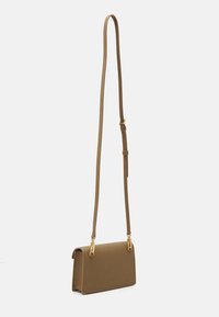 Geantă crossbody din piele sintetică maro, cu o formă rectangulară, curea ajustabilă și accente aurii. Textură netedă și design minimalist.