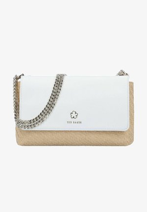 Sac à main tissé beige avec un rabat blanc lisse, une sangle chaîne argentée et un petit logo fleur avec le texte "Ted Baker" à l'avant.