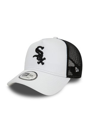 Gorra de béisbol blanca con un reverso de malla negra, que cuenta con un logo negro bordado en la parte frontal y una etiqueta circular ajustable en el ala.