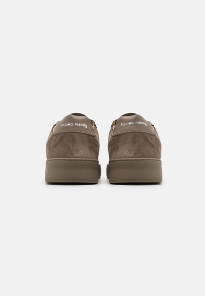 Baskets en suède marron avec une finition texturée, dotées d'un col rembourré et du logo "FILLING PIECES" sur l'étiquette du talon. Semelle en caoutchouc.