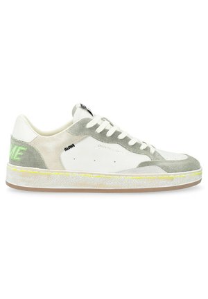 Sneaker a basso profilo realizzato in un mix di pelle bianca e suede olive, con una soletta texture e dettagli in cucitura gialla. Dettaglio distintivo del logo.