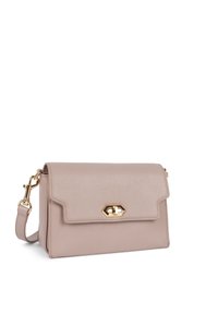 Borsa a mano in pelle beige con una forma strutturata, hardware dorato e chiusura a patta. Tracolla removibile per maggiore versatilità. Esterno texturizzato.