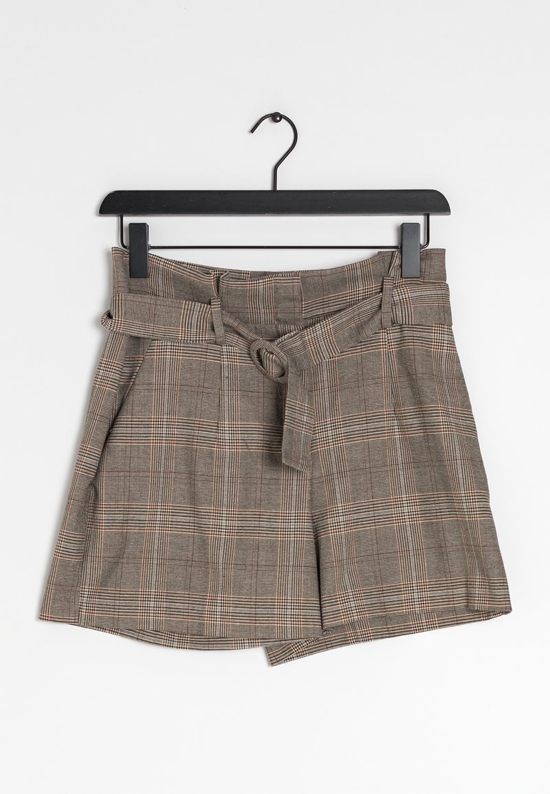 Shorts taille haute en tissu écossais marron avec ceinture, suspendus sur un cintre noir sur un fond blanc.