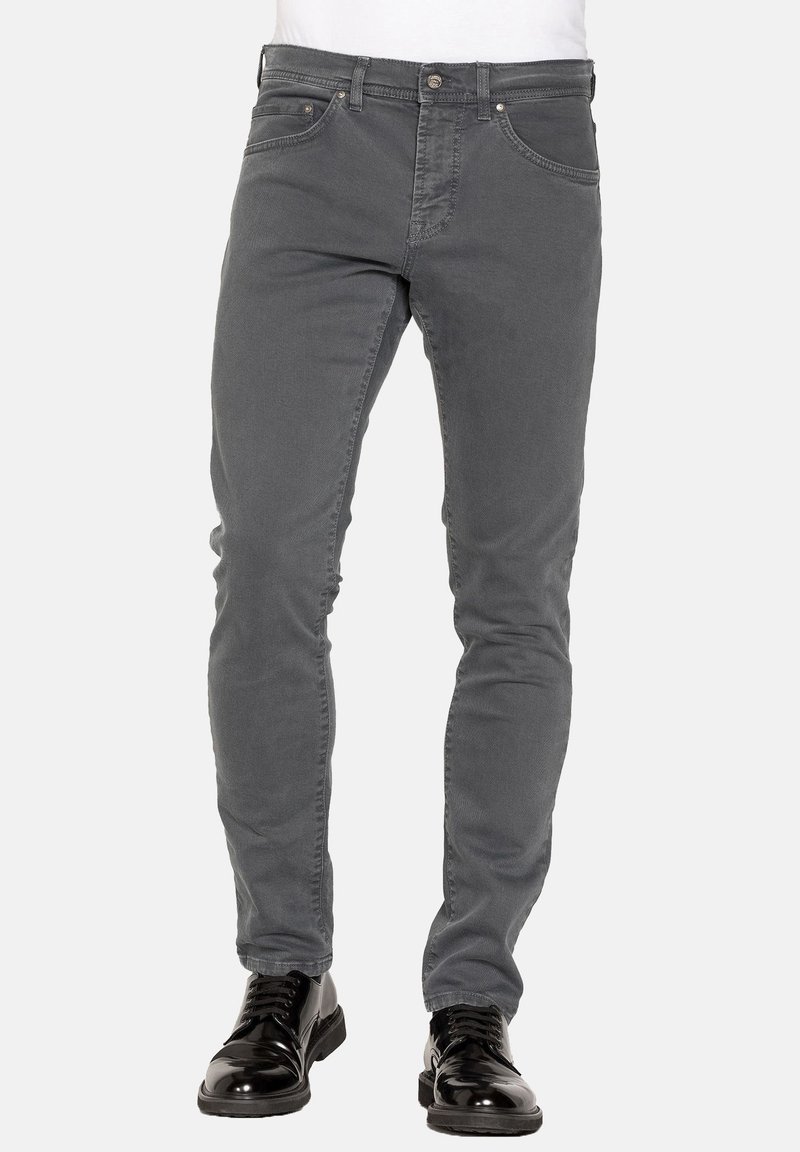 Jeans in denim grigio con una vestibilità slim, design a cinque tasche e cuciture tono su tono. Abbinati a scarpe nere lucide per un look completo.