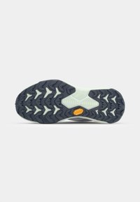 Apavu zole ar daudzvirzienu rakstu, melna gumija ar pelēkiem akcentiem un izteiksmīgu oranžu Vibram logotipu. Gludas malas.