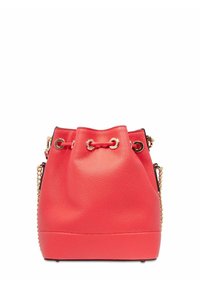 Sac seau en cuir rouge avec une surface texturée, fermeture à cordon, accents en métal doré et une bandoulière en chaîne.