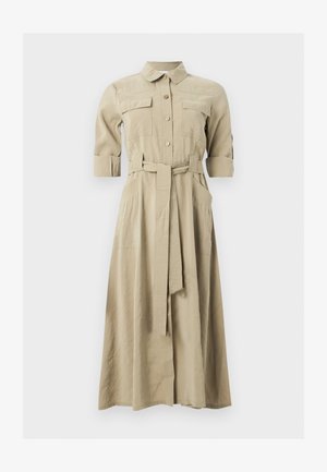 Robe chemise longue beige avec manches trois-quarts, boutonnière avant, deux poches poitrine et ceinture à nouer à la taille, sur fond uni.