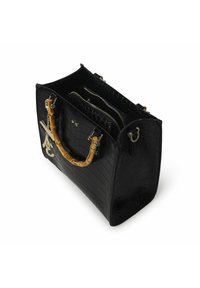 Borsa nera in ecopelle con stampa coccodrillo, finitura texture, manico in bambù, dettagli in metallo dorato e molteplici scomparti interni.