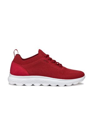Zapatillas deportivas rojas con parte superior de punto transpirable, acentos texturizados, suela blanca acolchada y una lengüeta para ponérselas fácilmente.