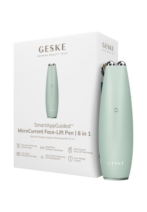 GESKE MicroCurrent Face-Lift Stift in mattem Grün mit zwei Metallkugeln, neben weißer Verpackung dargestellt, die 6-in-1 Beauty-Technologie-Funktionen hervorhebt.