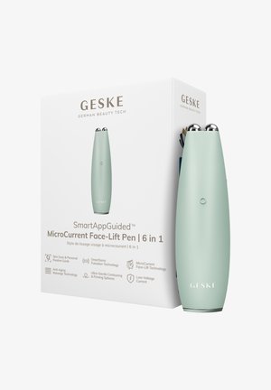 GESKE MicroCurrent Face-Lift pen in mat groen met dubbele metalen bolletjes, getoond naast witte verpakking die 6-in-1 schoonheids technologie functies benadrukt.