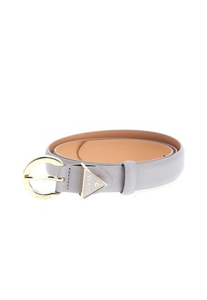 Ceinture en cuir texturé gris clair avec boucle ronde dorée et breloque triangulaire logo Guess, roulée sur fond blanc.