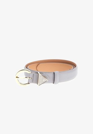 Ceinture en cuir texturé gris clair avec boucle ronde dorée et breloque triangulaire logo Guess, roulée sur fond blanc.