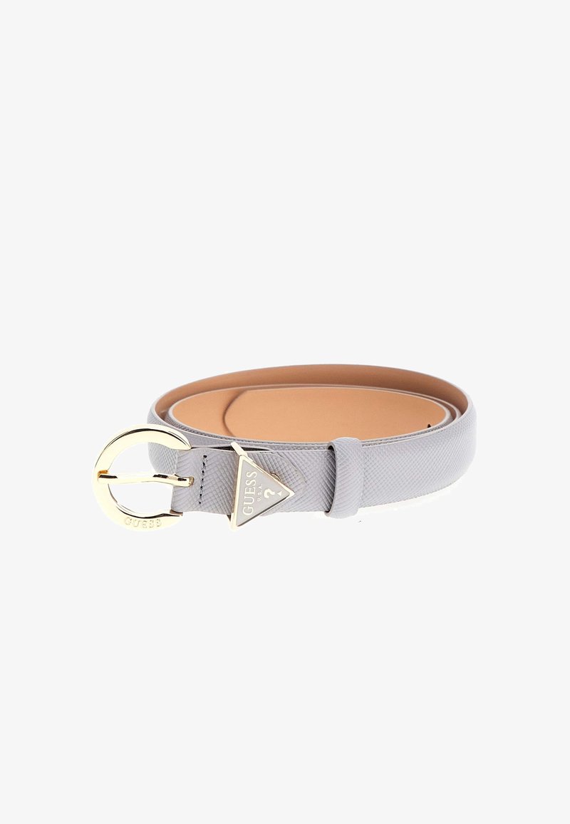 Ceinture en cuir texturé gris clair avec boucle ronde dorée et breloque triangulaire logo Guess, roulée sur fond blanc.