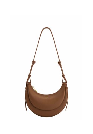 Sac bandoulière en cuir marron en forme de croissant, avec une sangle réglable et une fermeture éclair dorée.