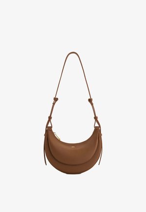 Sac bandoulière en cuir marron en forme de croissant, avec une sangle réglable et une fermeture éclair dorée.