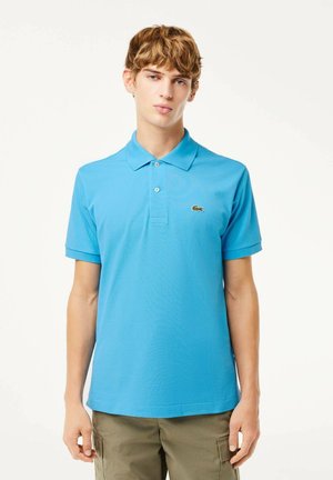 Polo shirt azzurro chiaro in cotone, caratterizzato da un colletto, due bottoni e un piccolo logo ricamato sul petto. Maniche corte, design semplice.