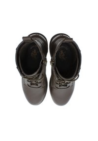 Botas de tobillo de cuero marrón con cordones, con punta redondeada y cremalleras laterales. Forro suave y logotipo grabado en la plantilla.