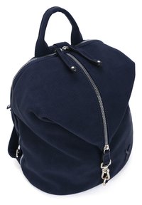 Tamsiai mėlynas kuprinės modelis, pagamintas iš tekstūrinio audinio, turintis unikalią formą, su dviem užtrauktukais, viršutine rankena ir sidabriniais akcentais.