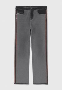 Jeans de mezclilla gris con paneles laterales negros y costuras en contraste de color naranja. Cuenta con cinco bolsillos y cierre de botón, diseño de pierna recta.
