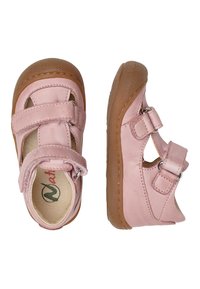 Sandalias de cuero rosa con punta cerrada, correas de velcro ajustables, forma redondeada y suela de goma texturizada.