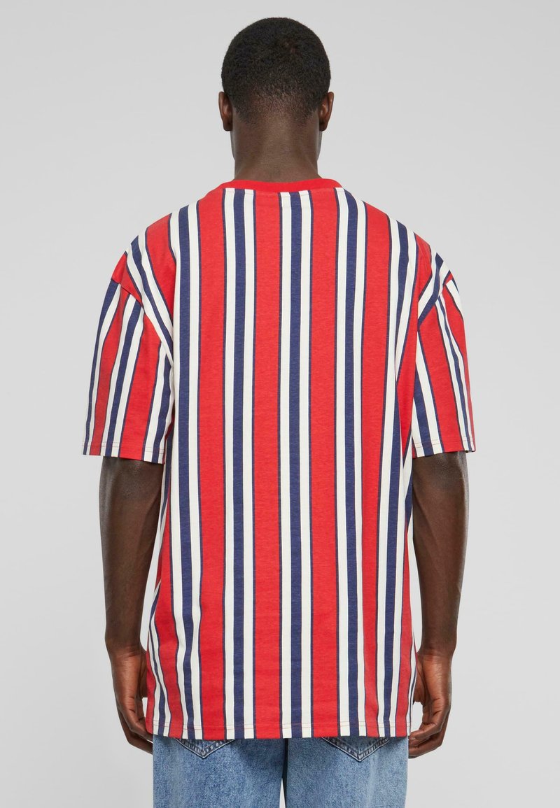 Camiseta Karl Kani blanca con pequeño logo y rayas finas Camiseta Karl Kani blanca con pequeño logo y rayas finas
