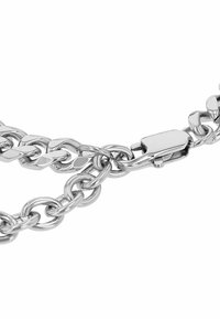 Bracciale in metallo argento con anelli alternati di grandi e piccoli, dotato di un gancio sicuro alla fine per la chiusura. Texture liscia e lucida.