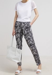 Selected Femme Tygbyxor - black