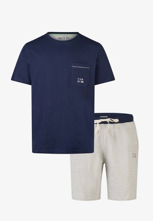 Marineblauw T-shirt met korte mouwen en een borstzak; gecombineerd met lichtgrijze shorts met een elastische tailleband en een subtiele gestreepte textuur.
