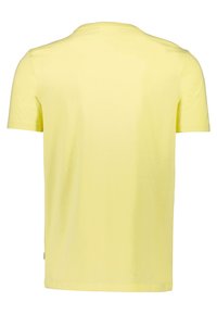 Kurzärmliges gelbes T-Shirt aus leichtem Baumwollmaterial mit Rundhalsausschnitt. Es hat eine glatte Textur und keine sichtbaren Muster oder Akzente.