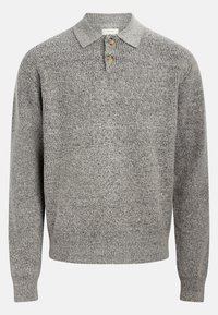 Grå strikket genser med polo krage, med tre knapper. Ribbet tekstur og lange ermer. Enkel, klassisk design.