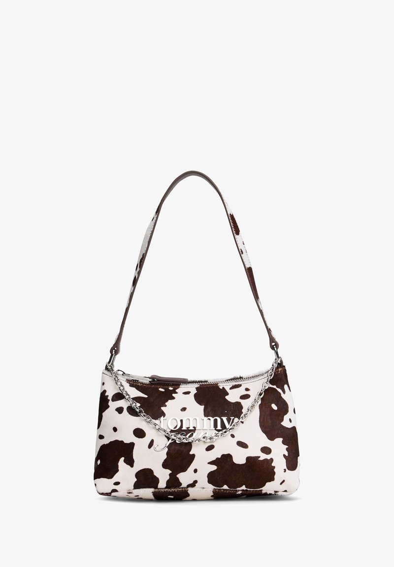 Geantă de mână cu imprimeu de vacă, realizată din material texturat, cu formă curbată, accent din lanț argintiu și detalii cu logo pe partea din față.
