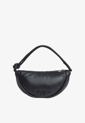 Zwarte leren handtas met een gebogen ontwerp, rits sluiting en een geknoopte handgreep. Heeft een reliëf logo detail. Gladde textuur.