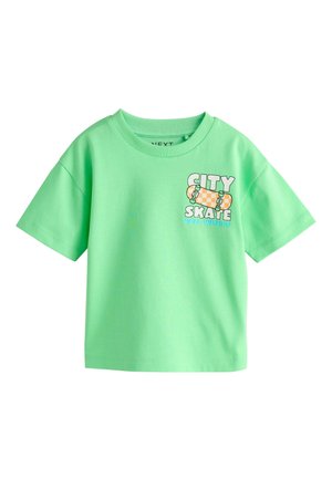 Lysegrøn T-shirt med korte ærmer med teksten "CITY SKATE ROLL WITH IT" og en orange ternet skateboardgrafik på brystet.